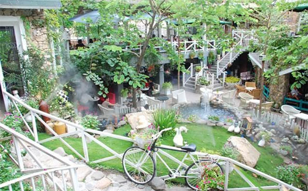 Hệ thống phun sương tại một quán café ngoại cảnh